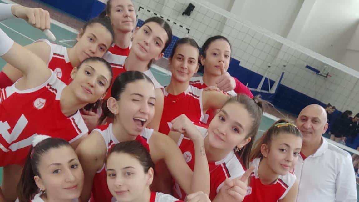 Kız Voleybol Takımımız Kastamonu'da yapılan Türkiye Şampiyonası grup maçında İstanbul Özel Bahçeköy Açı Lisesi'ni 3-0 yenmiştir. Öğrencilerimize Türkiye Şampiyonası yolunda başarılar dileriz.