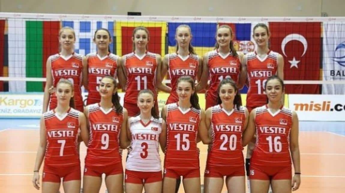 Okulumuz Öğrencisi Nisanur Yılmaz'ın da Kadrosunda Olduğu U 17 Kız Voleybol Milli Takımımız CEV Avrupa Şampiyonası İlk Etap Maçlarında Grup 2. si Olmuştur. Tebrikler Kızlar.