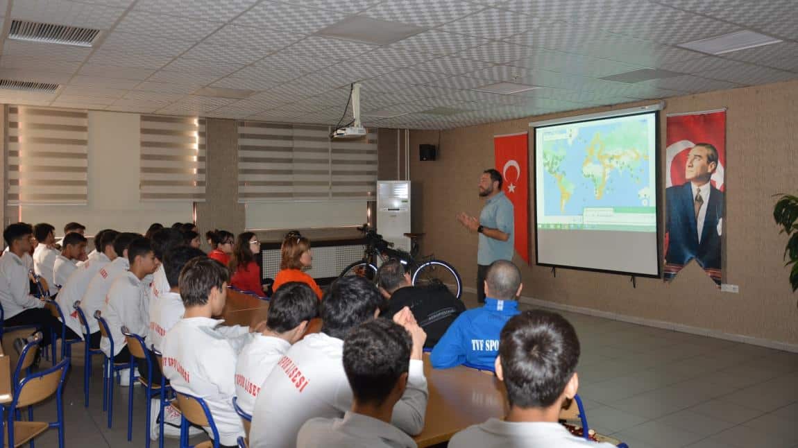 Dünya'yı bisikleti ile gezen Türk bisikletçi Gürkan GENÇ okulumuz öğrencileri ile keyifli bir söyleşi gerçekleştirdi.