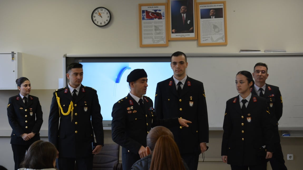 Jandarma Genel Komutanlığı tarafından 12. sınıf öğrencilerimize yönelik Jandarma MYO tanıtım semineri verildi. Bu güzel ziyaretleri ve bilgilendirmelerinden dolayı Jandarma MYO personeline teşekkür ederiz.